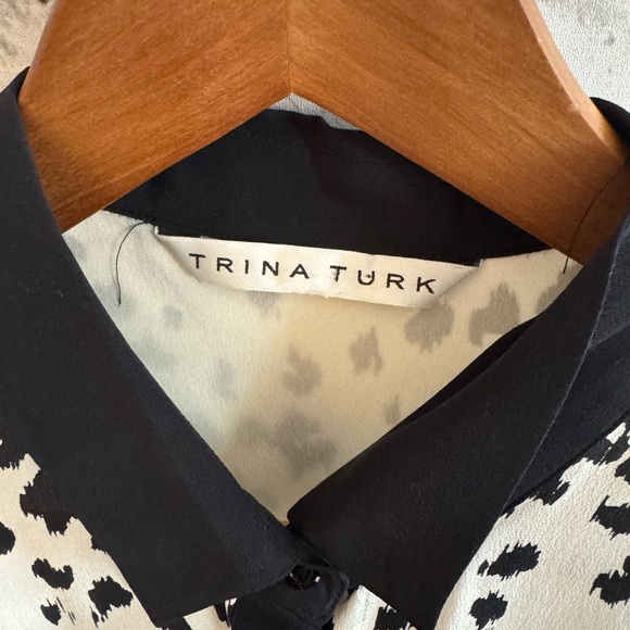 Women’s Trina Turk sleeveless b&w 100-% silk animal print collared top Medium - Picture 3 of 4